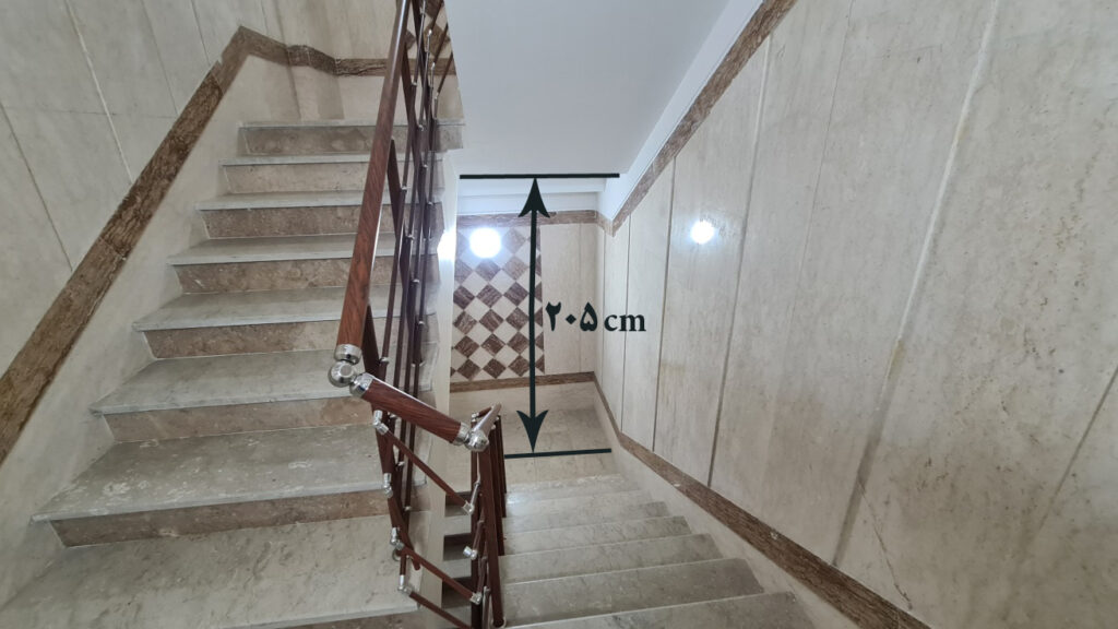 آیا نصب پنجره در راه پله اجباری است؟